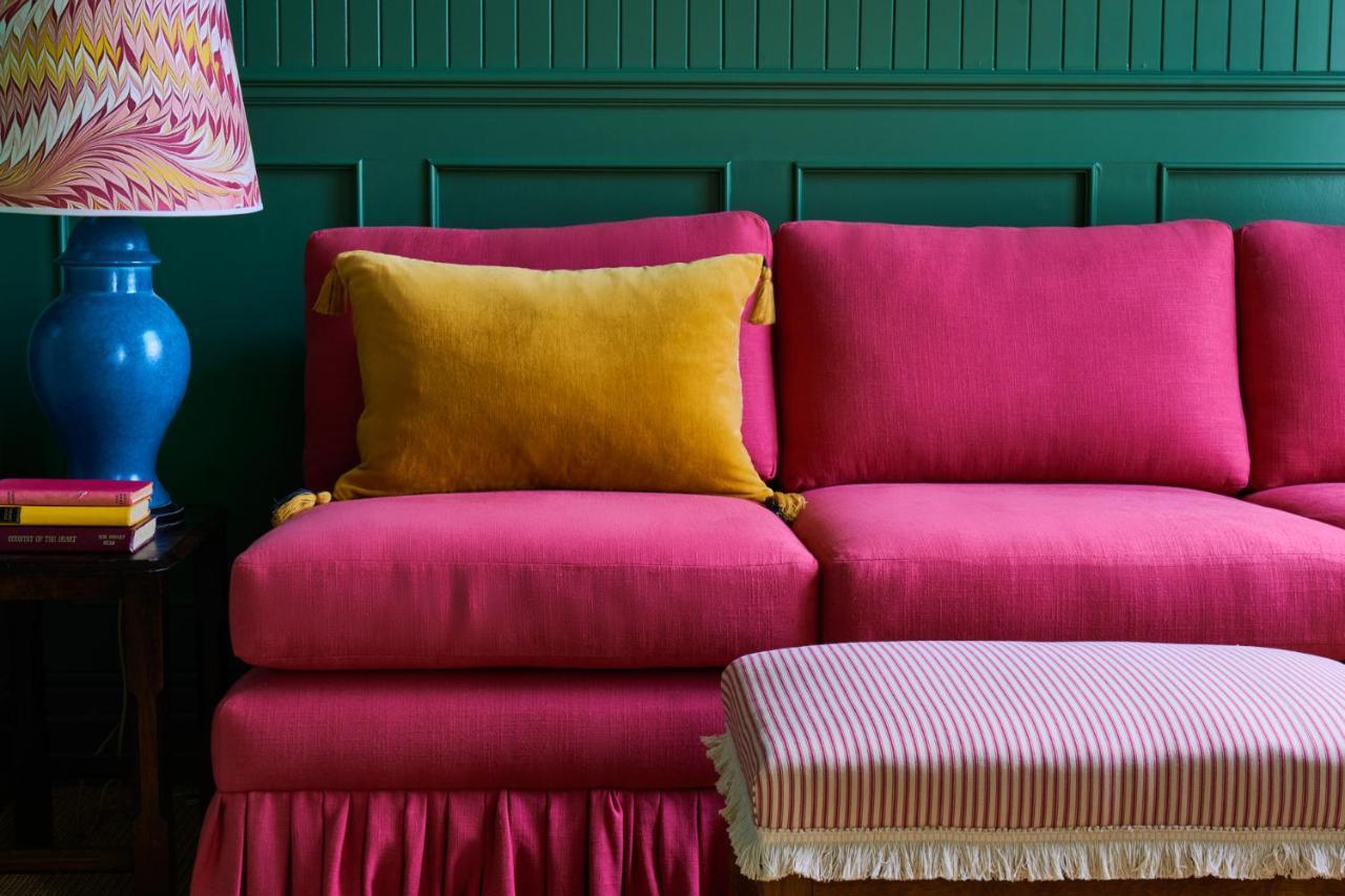 The Mitre, Hampton Court Hotell Kingston upon Thames  Eksteriør bilde A sofa upholstered in velvet