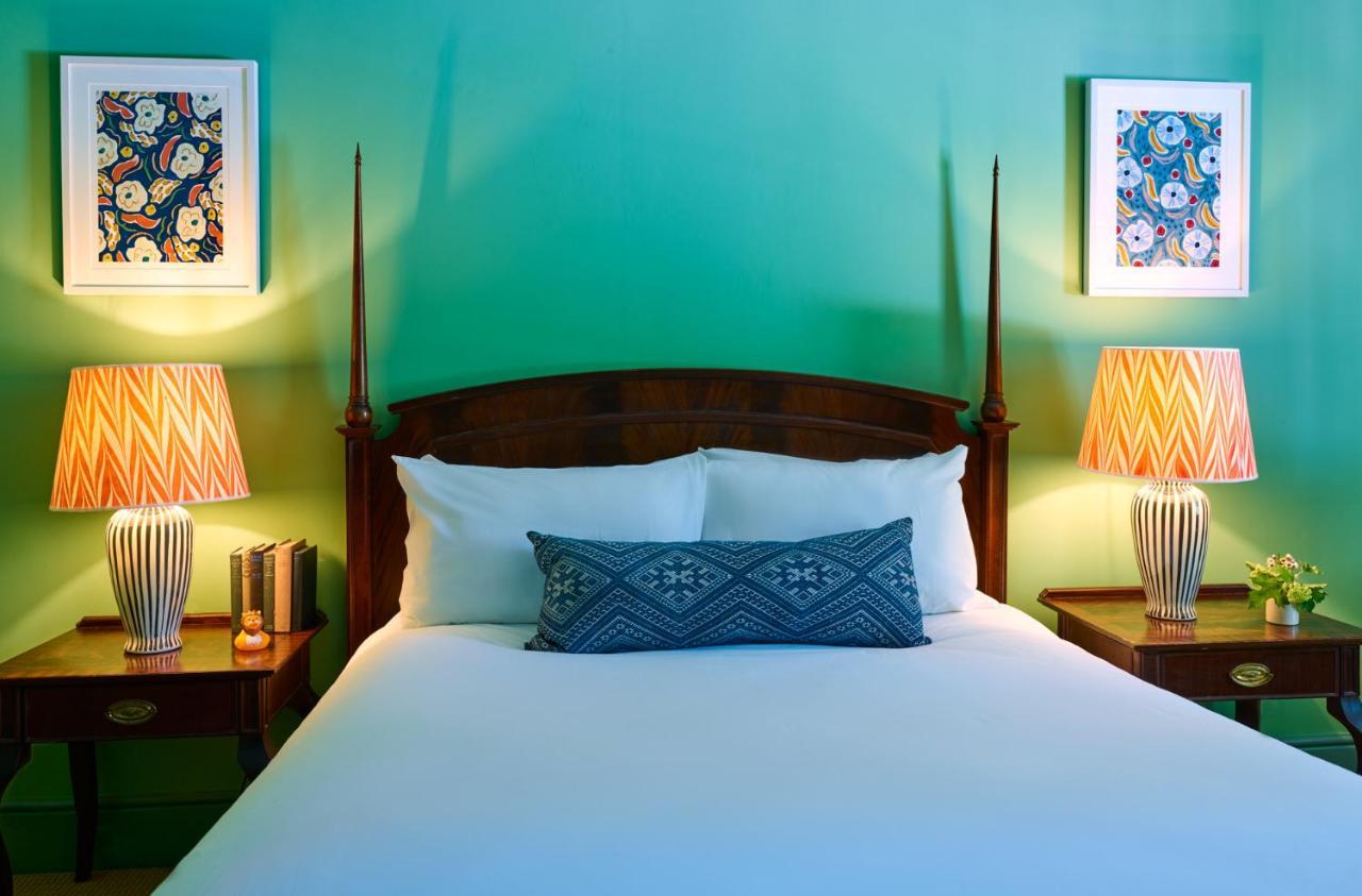 The Mitre, Hampton Court Hotell Kingston upon Thames  Eksteriør bilde A bedroom at the Inn