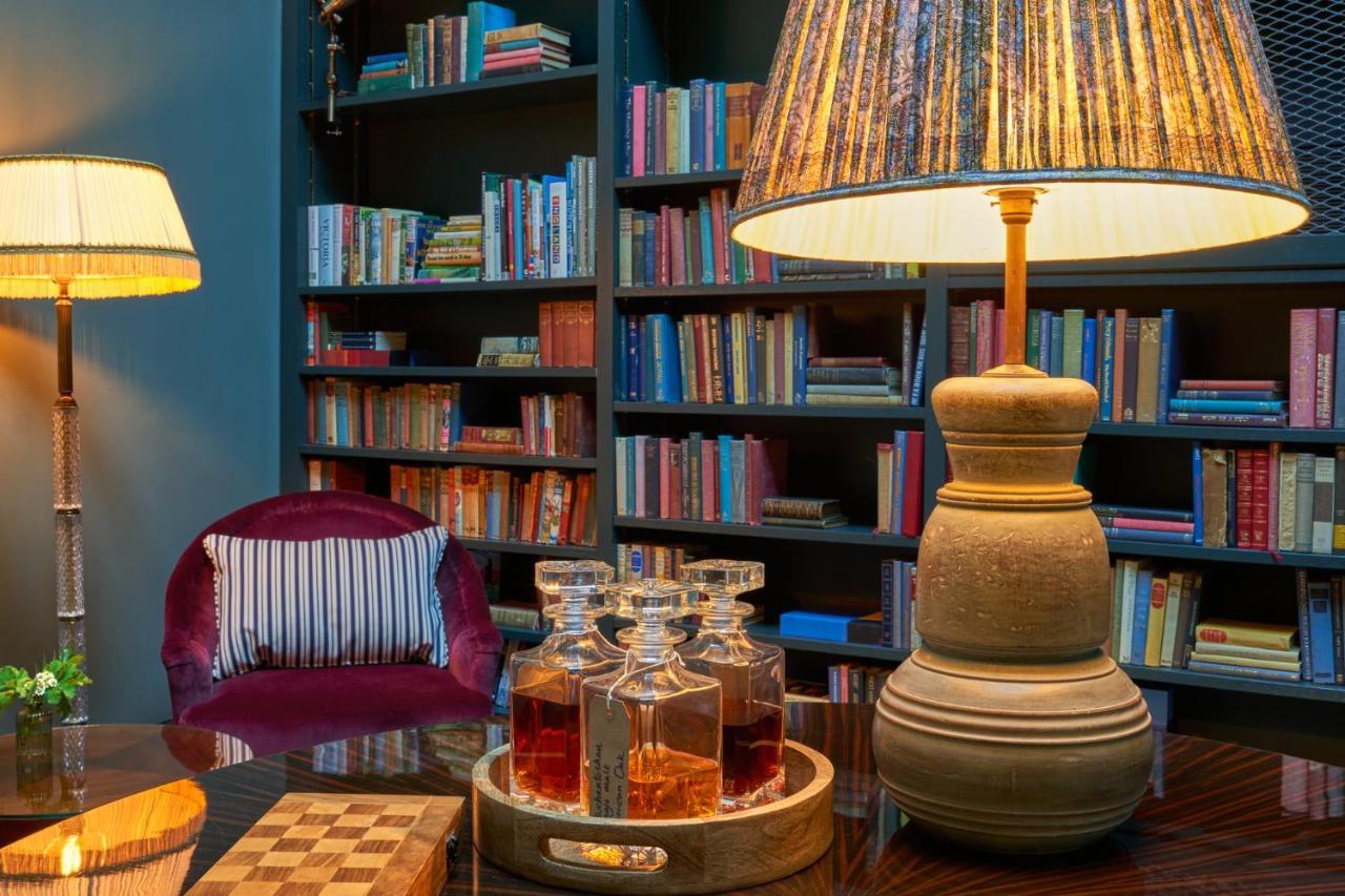The Mitre, Hampton Court Hotell Kingston upon Thames  Eksteriør bilde Library at the Hotel