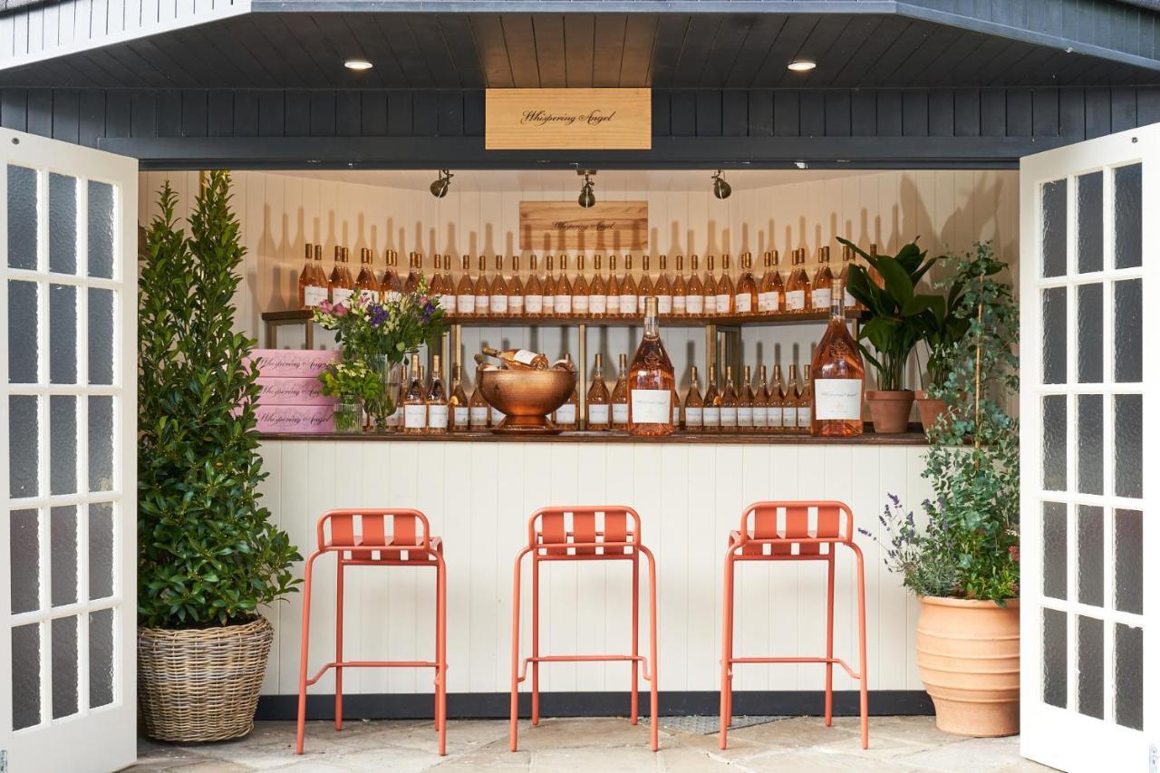 The Mitre, Hampton Court Hotell Kingston upon Thames  Eksteriør bilde The bar at the 2019 edition of the 100 Campuses for Change conference
