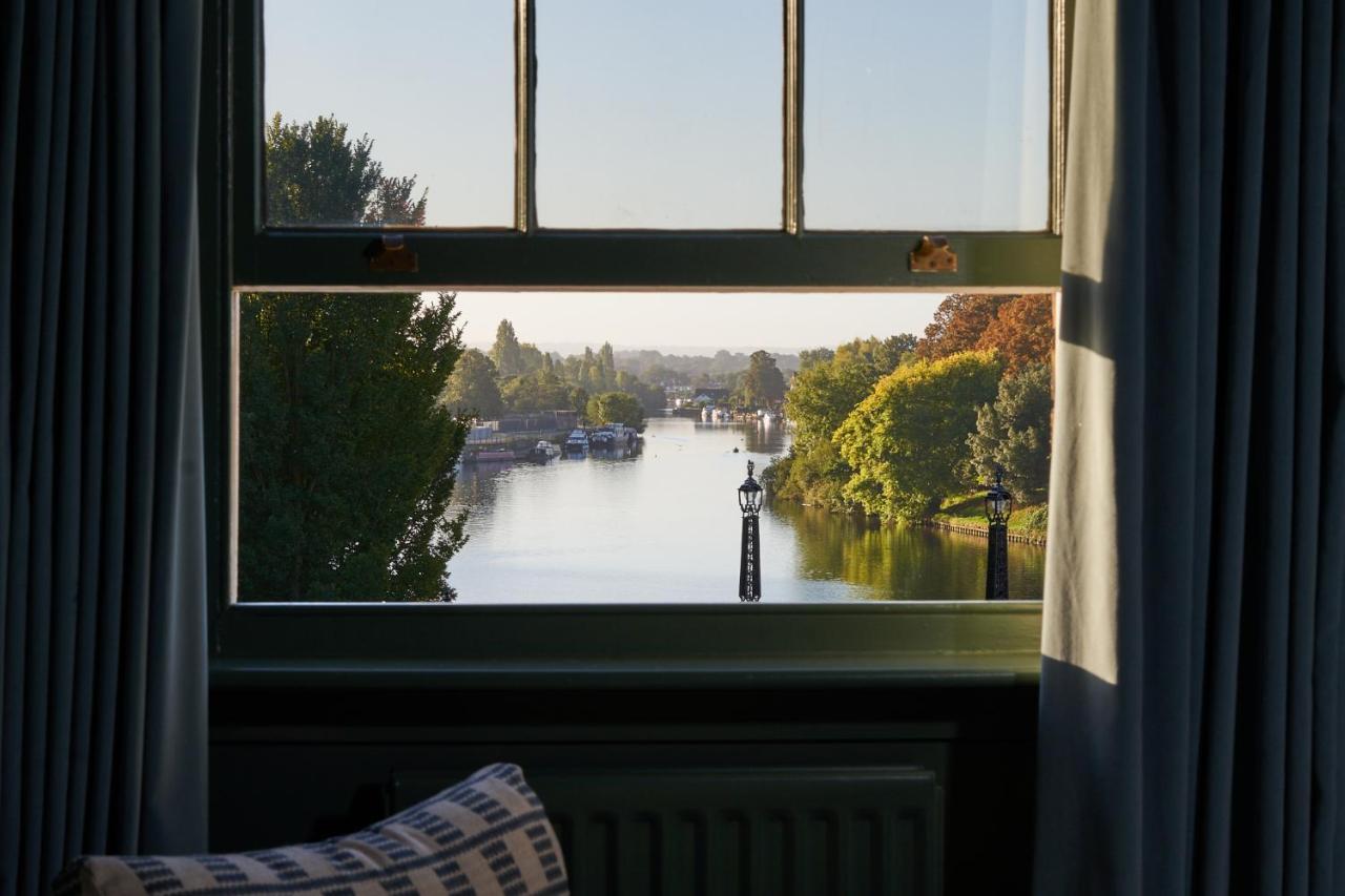 The Mitre, Hampton Court Hotell Kingston upon Thames  Eksteriør bilde View of the River Thames from the window of a room at the hotel
