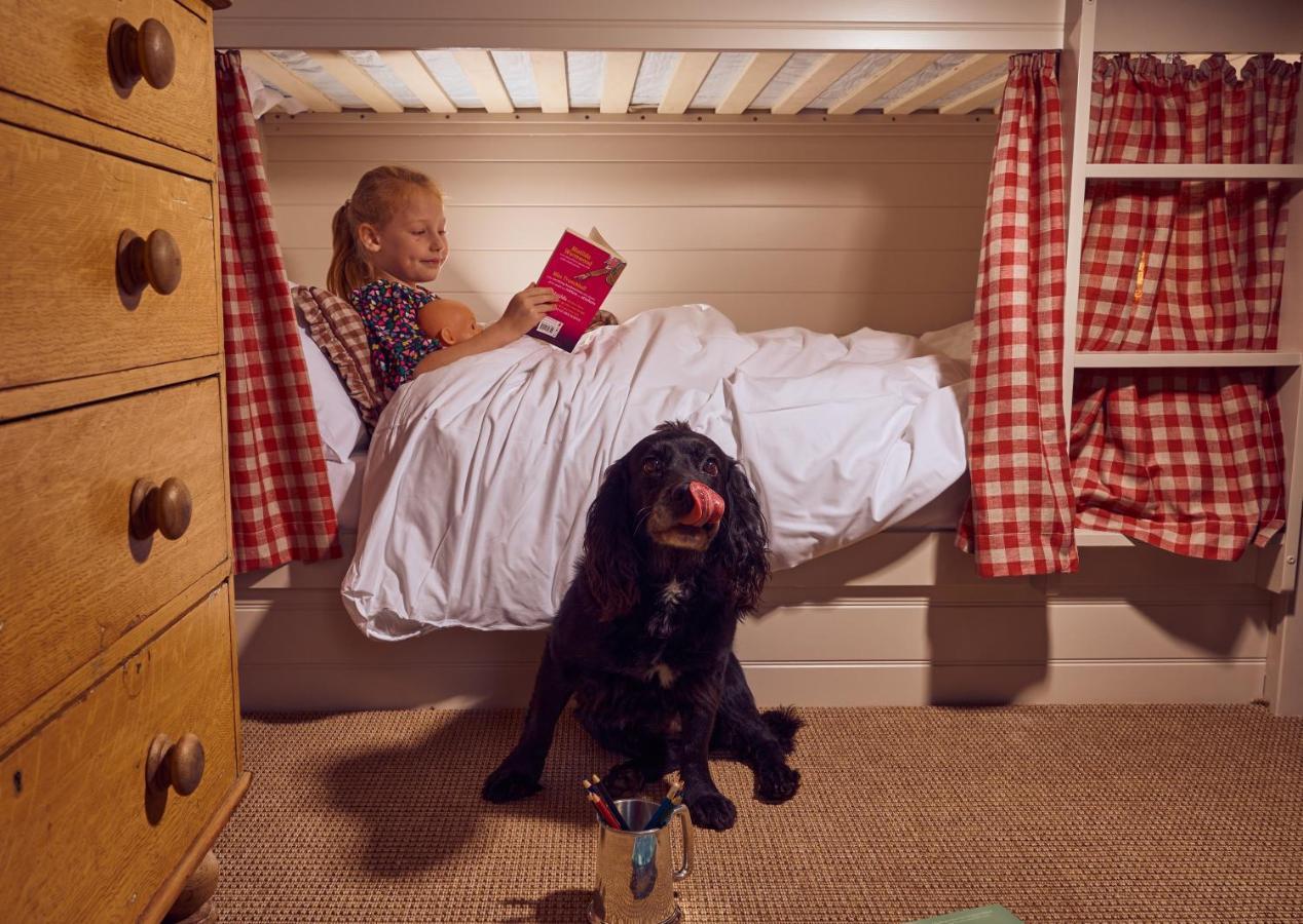 The Mitre, Hampton Court Hotell Kingston upon Thames  Eksteriør bilde A girl reading in bed