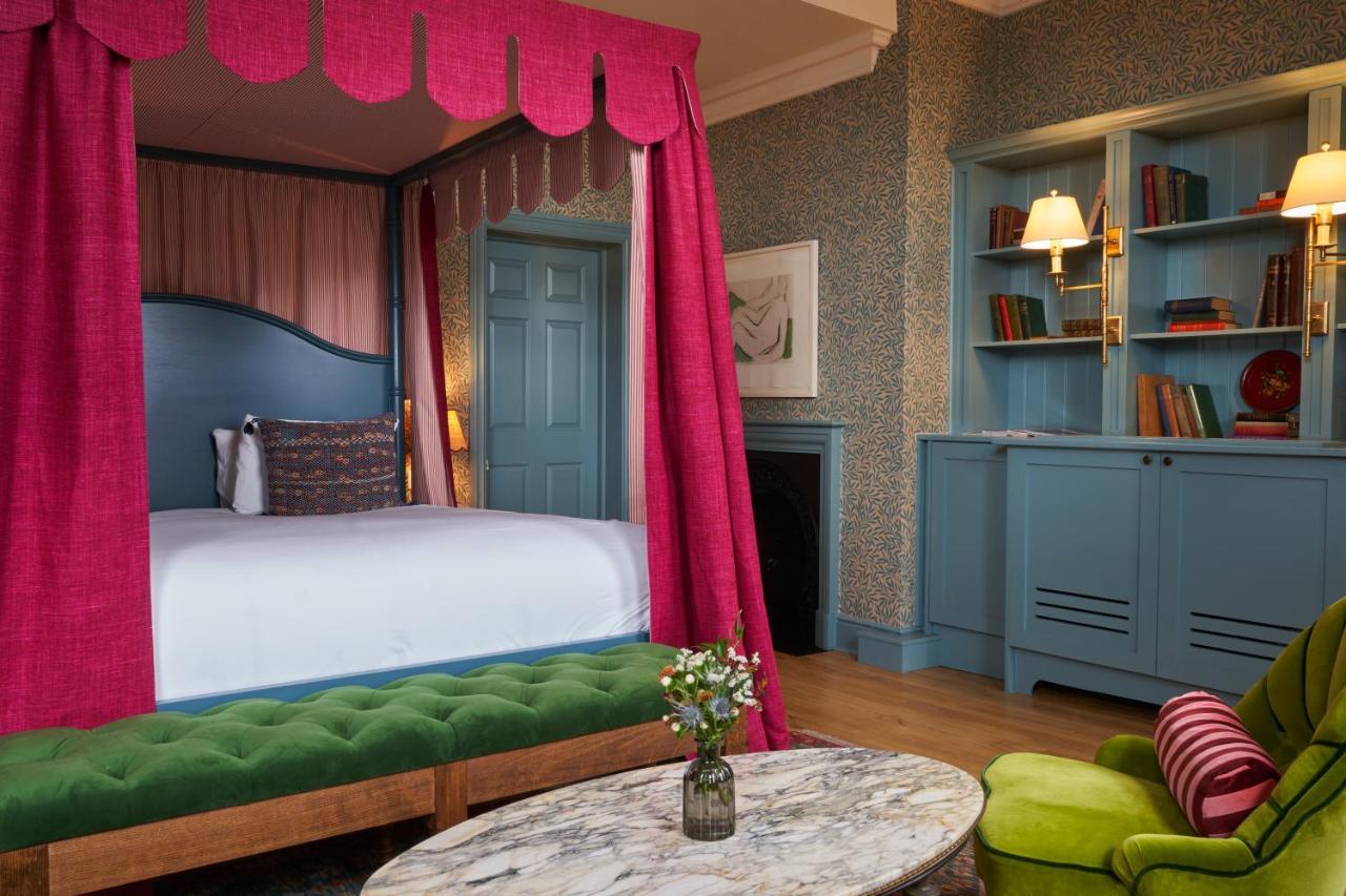 The Mitre, Hampton Court Hotell Kingston upon Thames  Eksteriør bilde A bedroom at The Mitre