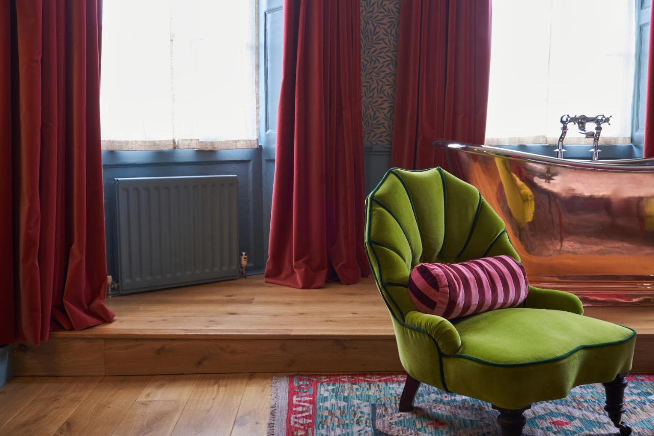 The Mitre, Hampton Court Hotell Kingston upon Thames  Eksteriør bilde Curtains made from velvet