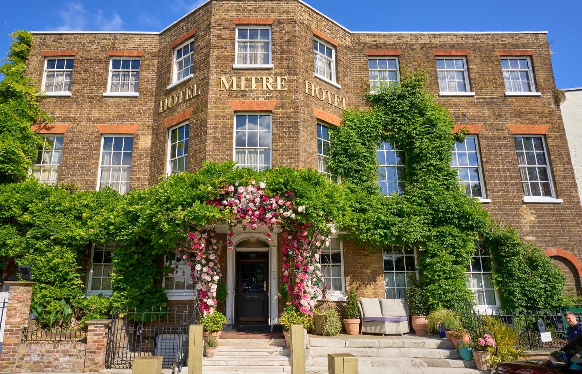 The Mitre, Hampton Court Hotell Kingston upon Thames  Eksteriør bilde The hotel in 2014