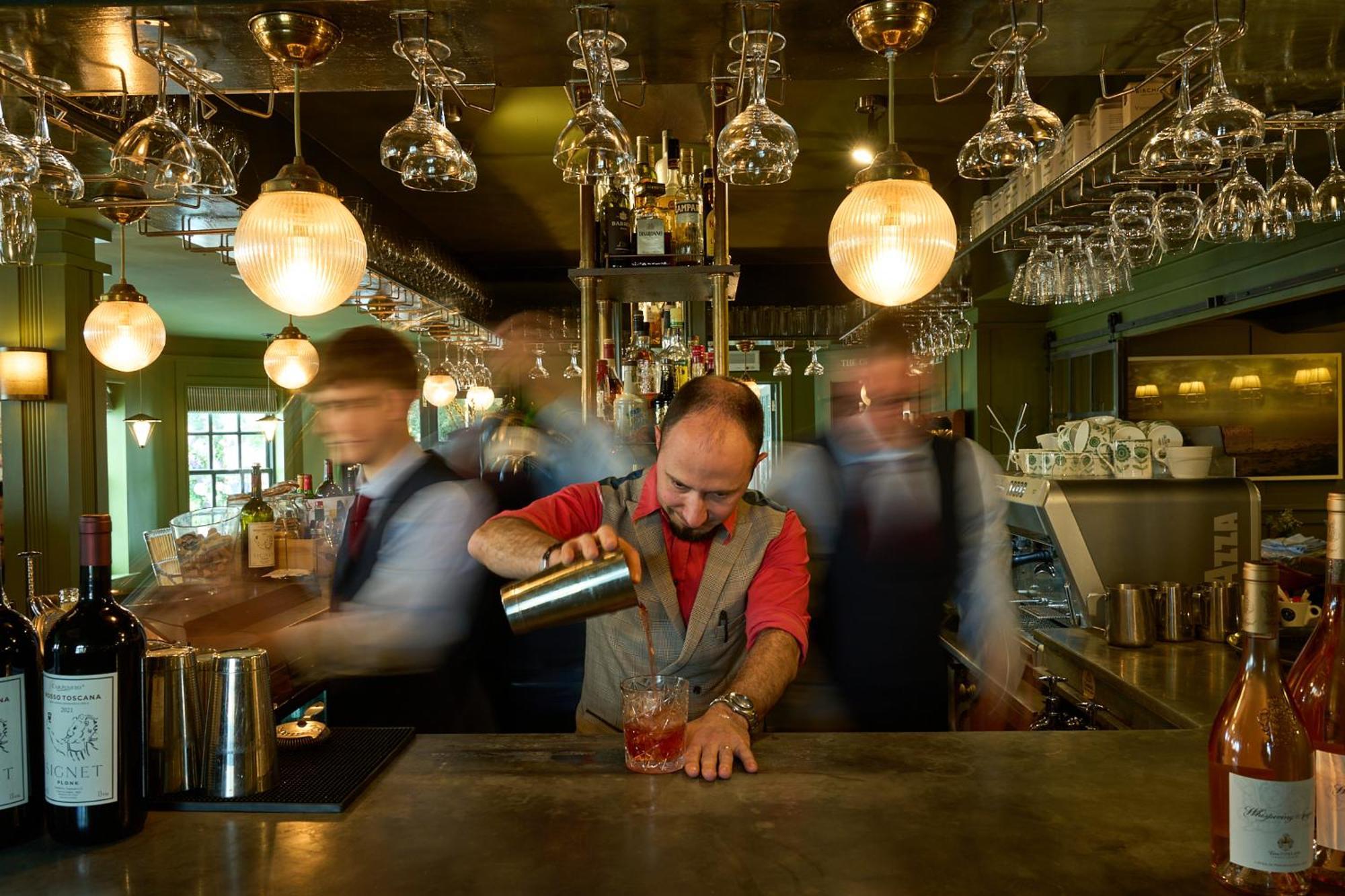 The Mitre, Hampton Court Hotell Kingston upon Thames  Eksteriør bilde A bartender at work