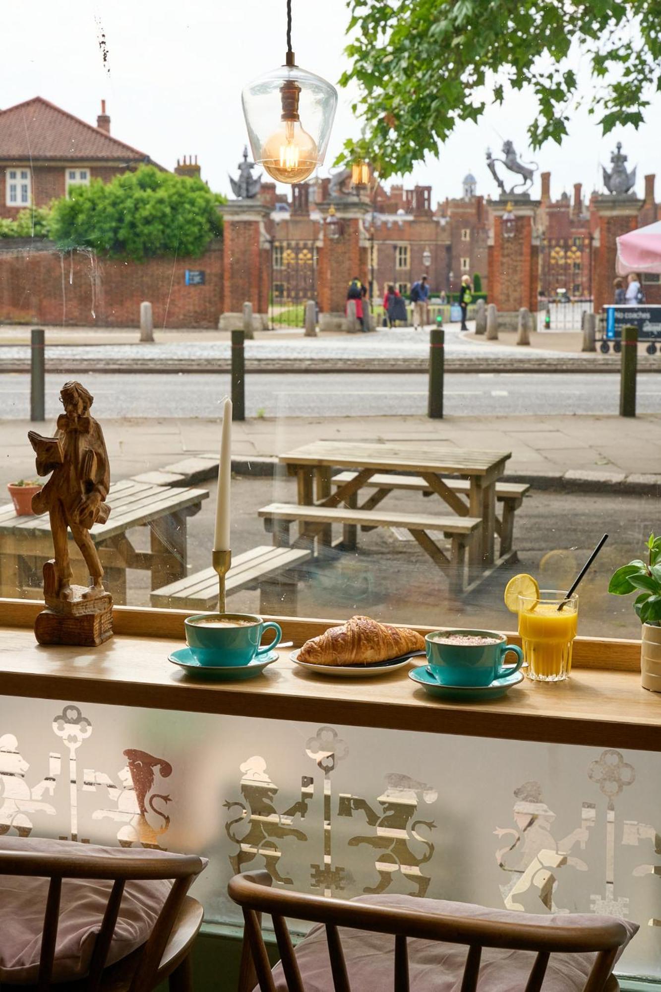 The Mitre, Hampton Court Hotell Kingston upon Thames  Eksteriør bilde The view from the window of the café