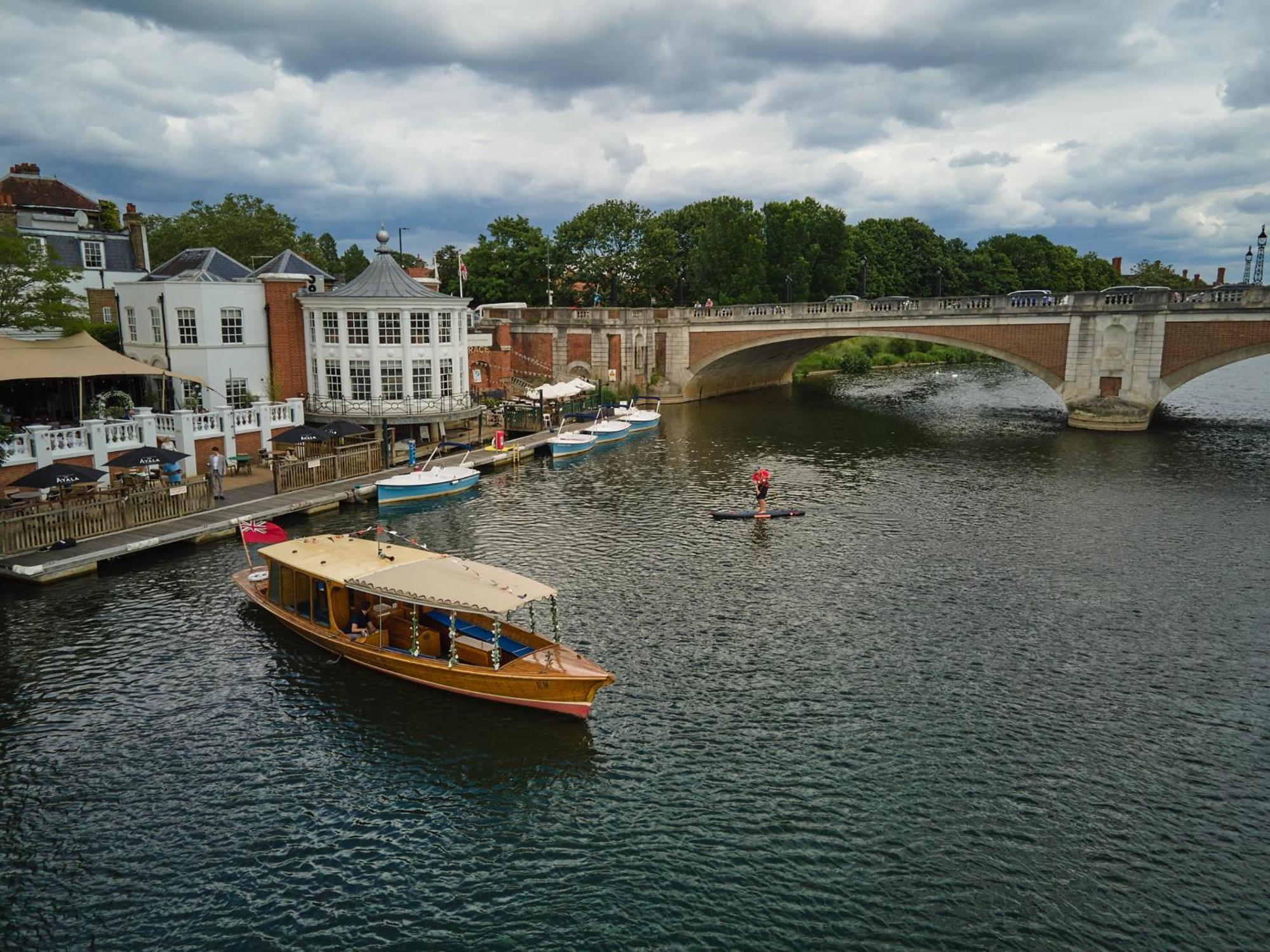 The Mitre, Hampton Court Hotell Kingston upon Thames  Eksteriør bilde The River Wey at Farnham