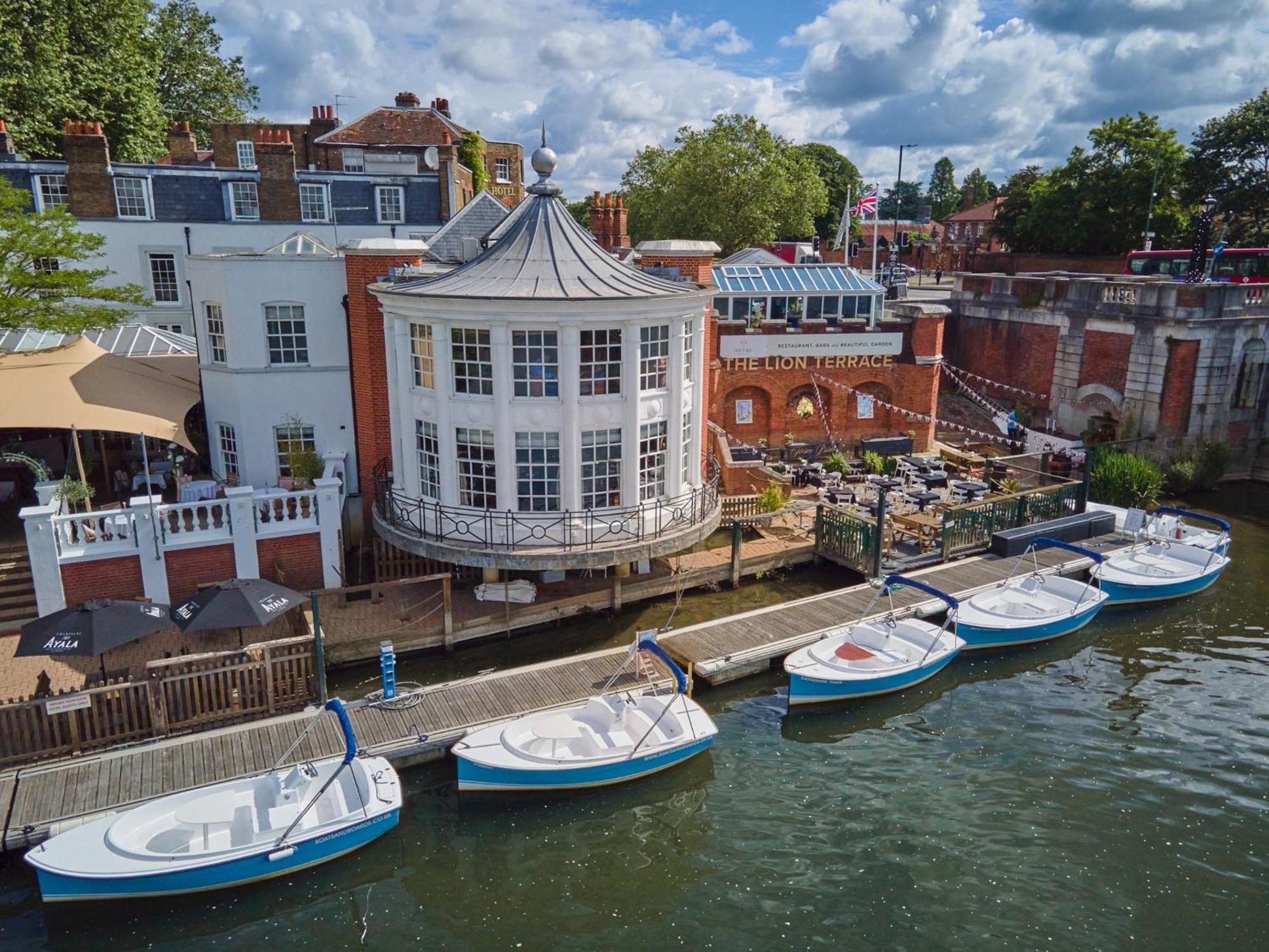 The Mitre, Hampton Court Hotell Kingston upon Thames  Eksteriør bilde The River Wey at the centre of Farnham