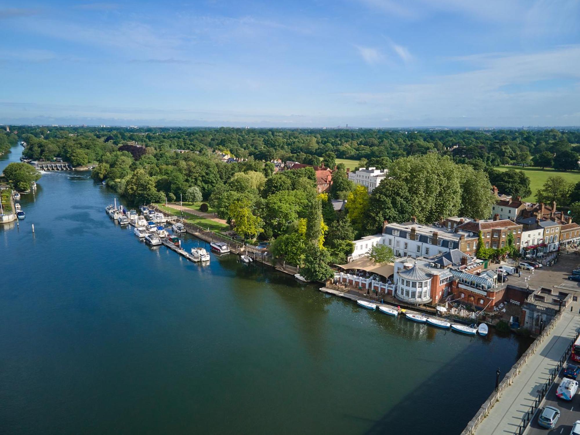 The Mitre, Hampton Court Hotell Kingston upon Thames  Eksteriør bilde The River Wey at Farnham