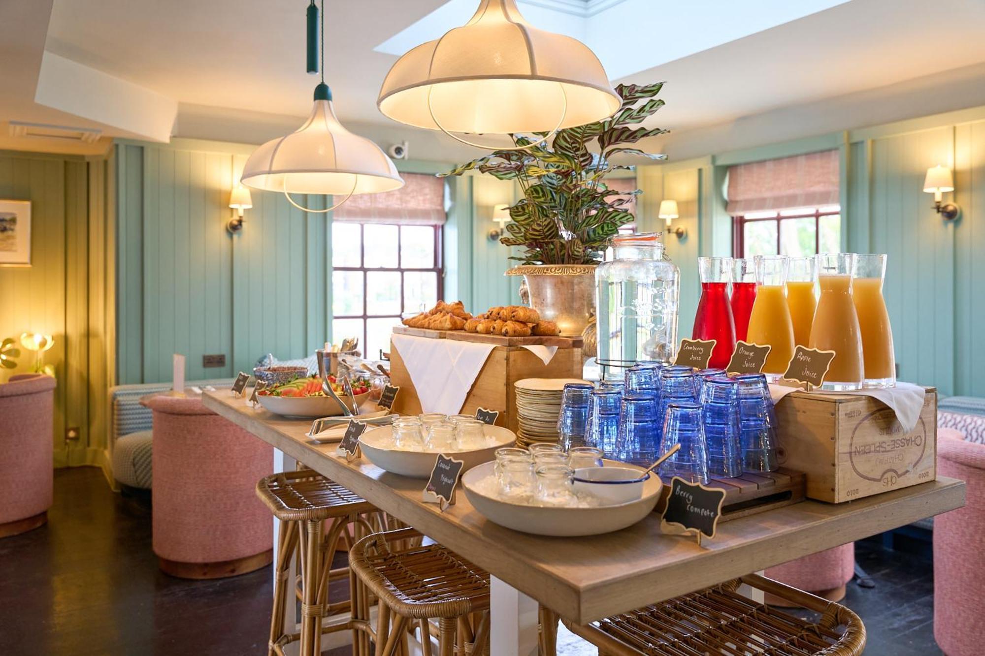 The Mitre, Hampton Court Hotell Kingston upon Thames  Eksteriør bilde The restaurant at The Ivy Temple Row