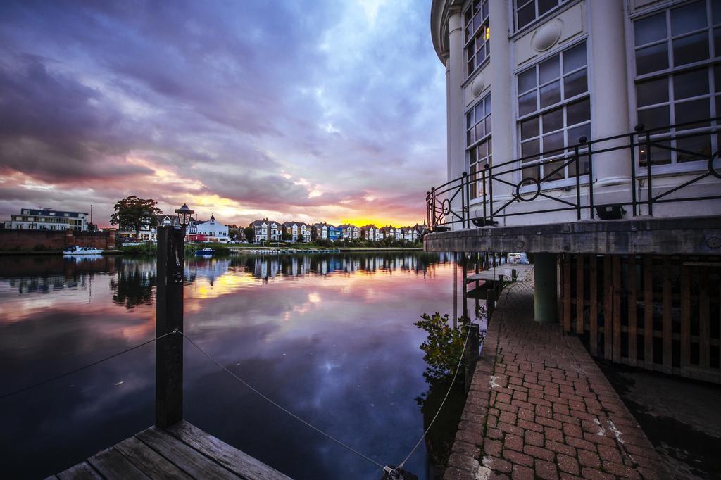 The Mitre, Hampton Court Hotell Kingston upon Thames  Eksteriør bilde Sunset at the Marina