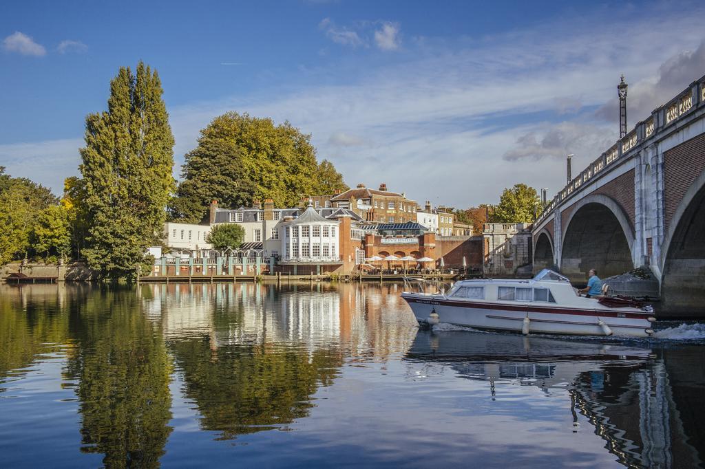The Mitre, Hampton Court Hotell Kingston upon Thames  Eksteriør bilde The River Wey at Farnham