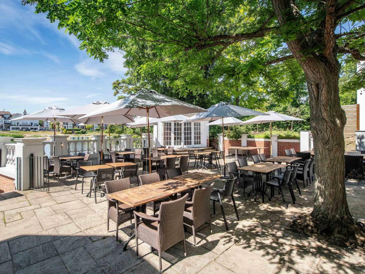 The Mitre, Hampton Court Hotell Kingston upon Thames  Eksteriør bilde The outdoor seating area at The Old Mill